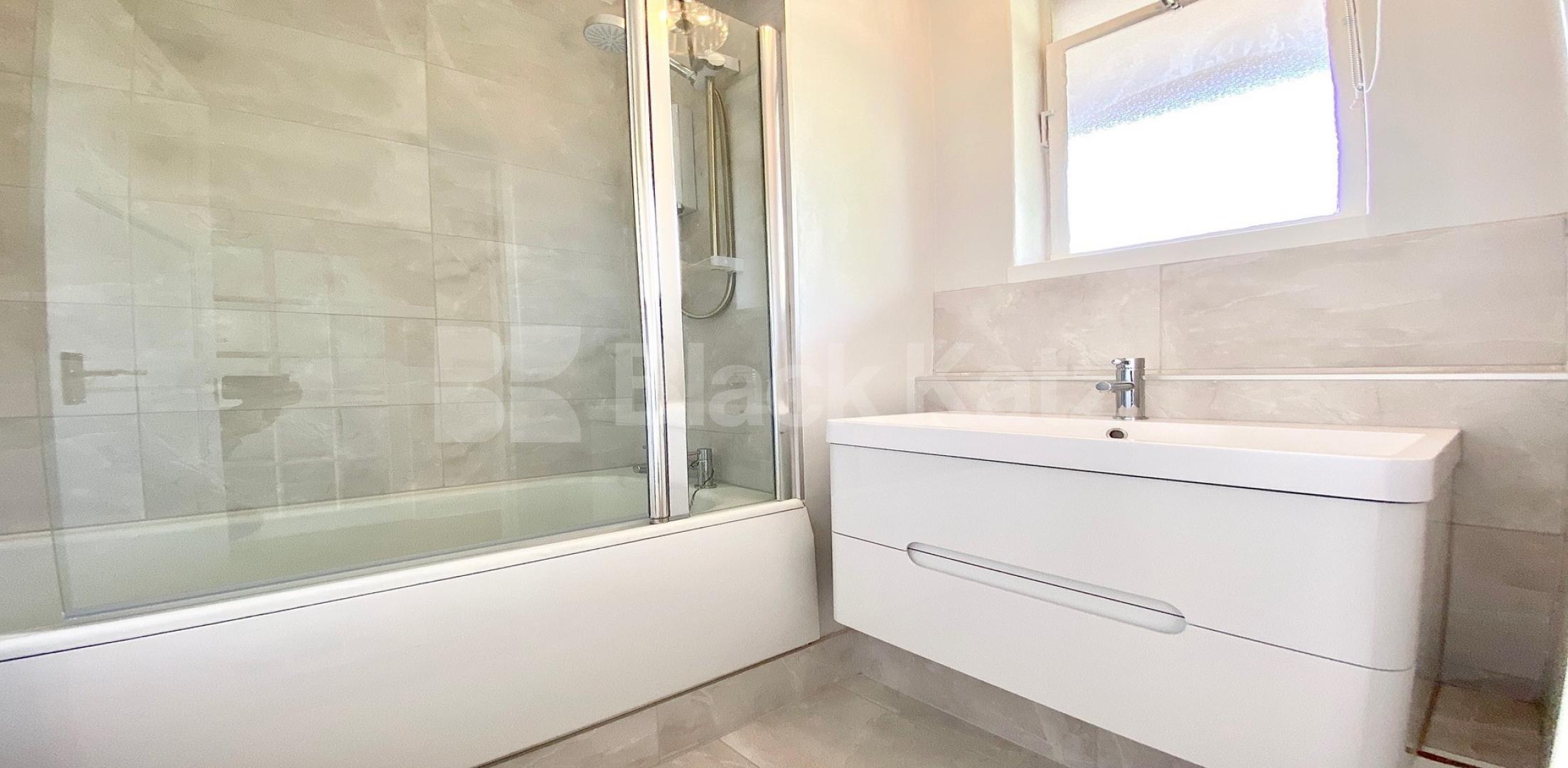 			VIRTUAL TOUR AVAILABLE!, 2 Bedroom, 1 bath, 1 reception Apartment			 Cruikshank Street, ANGEL-KINGS CROSS